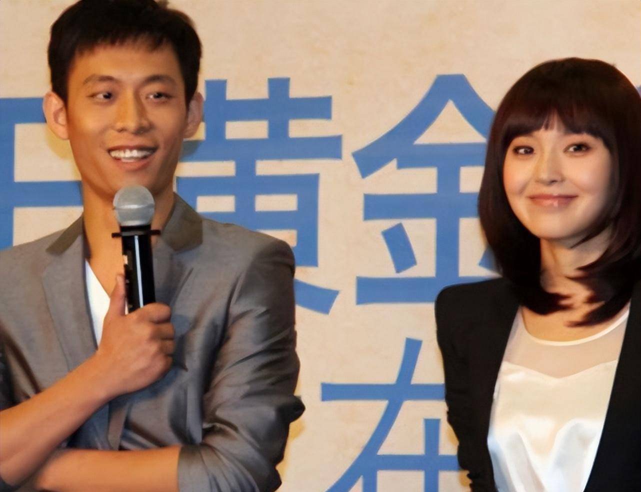 张译携老婆罕见同框，西装配黑裤男人味十足，大6岁老婆气质真好