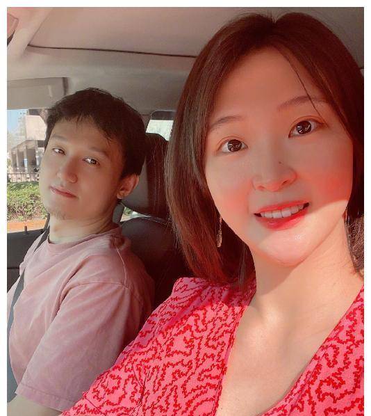 为女儿庆百天,怀抱女儿与老公甜蜜亲吻,好幸福_老杨_杨臻博_小公主