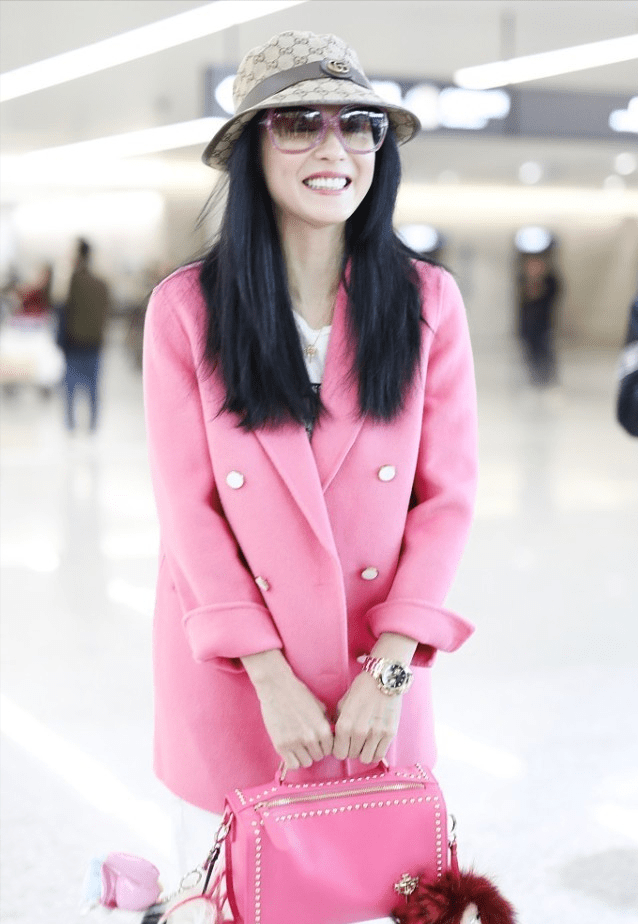 张柏芝的粉色穿搭时尚还显白,衣品很好_服装_款式_裙装