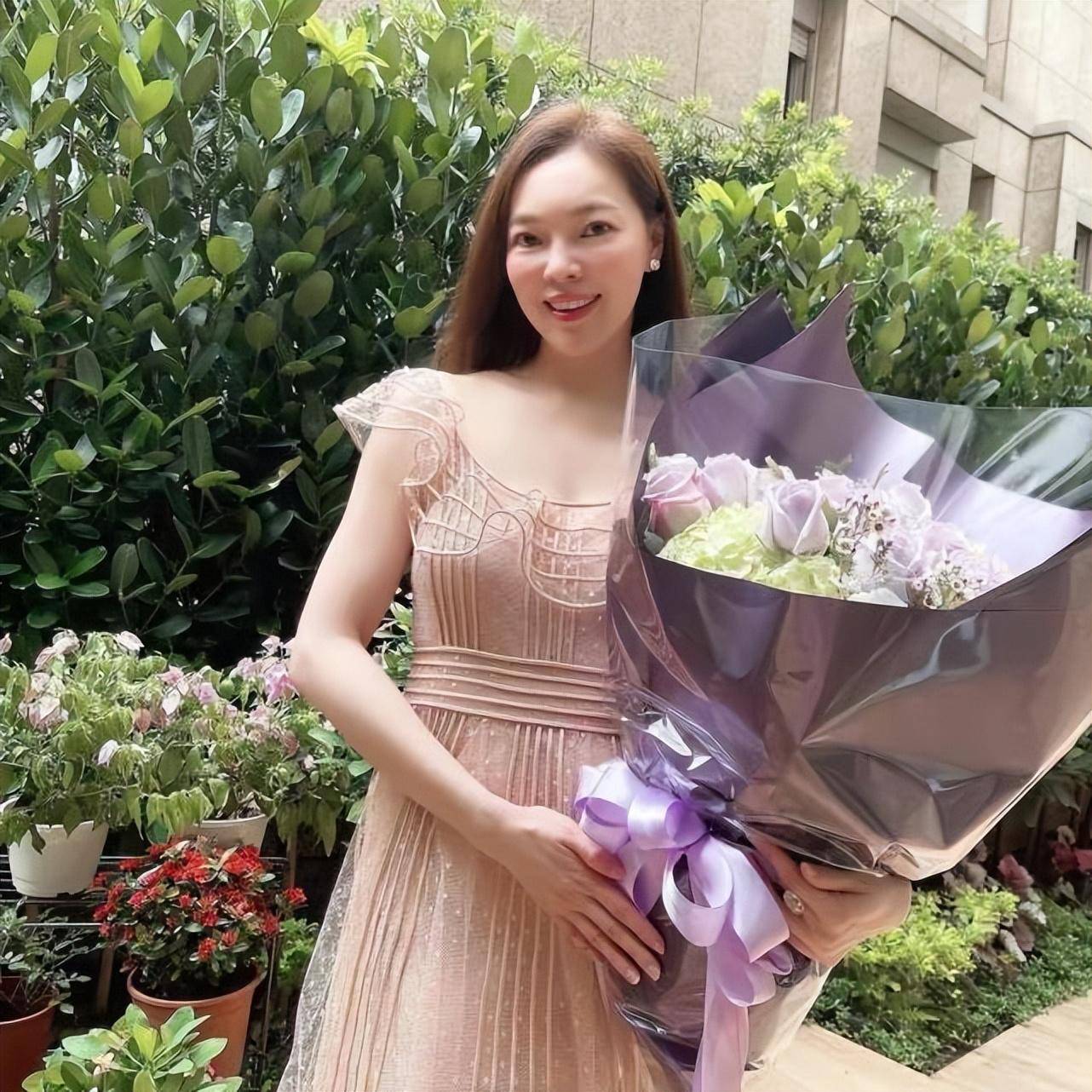 富士康老板娘太幸福坐71岁老公身上红光满面穿纱裙同框像父女