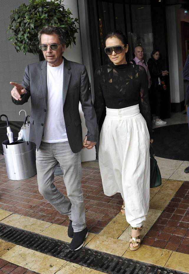 巩俐与大17岁老公出门,穿搭养眼挺有夫妻感,手牵手好恩爱_进行_服饰