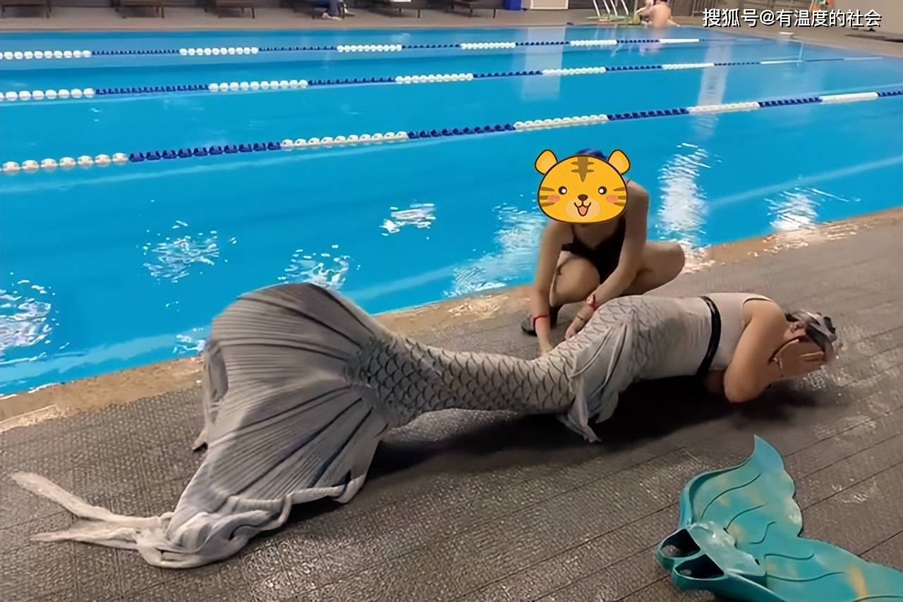 女生扮美人鱼差点淹死,捞上来捂着脸不敢见人,只为满足男友爱好
