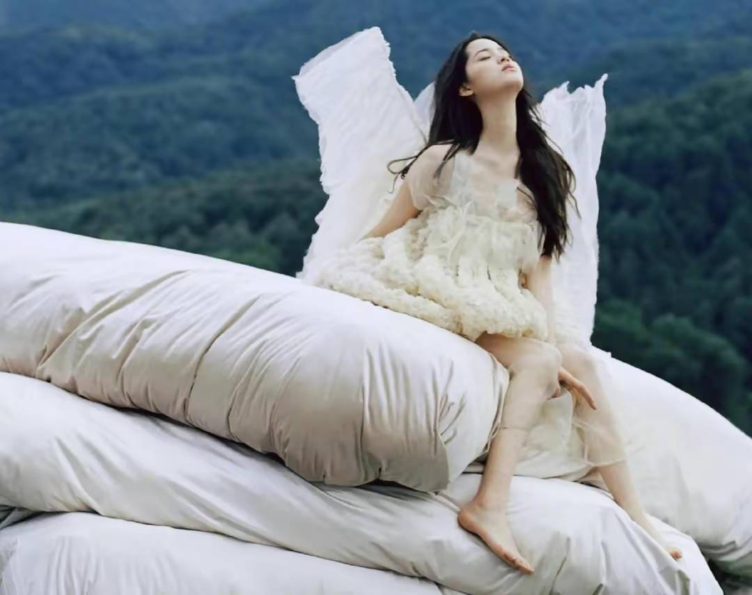 欧阳娜娜性感白裙,跪坐水中,眼神魅惑,女人味十足_身材_短裙_留言