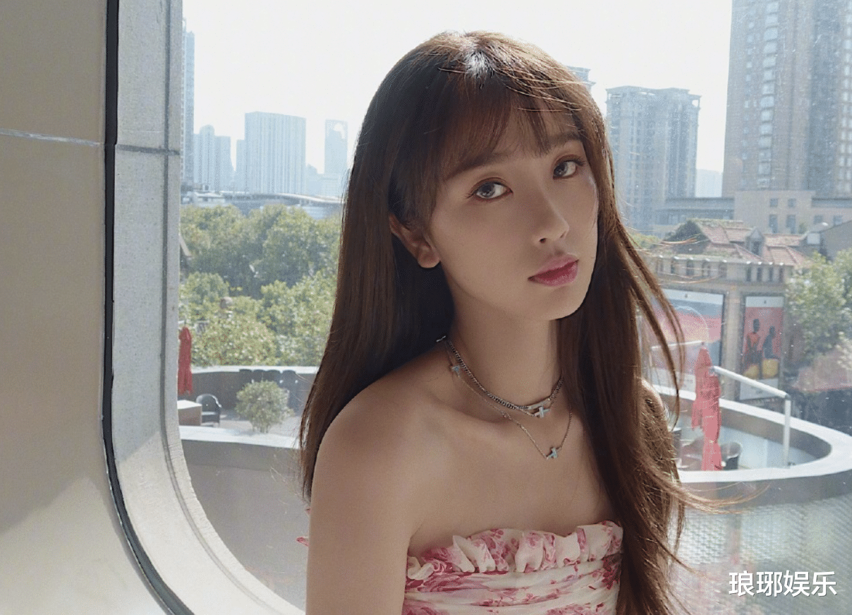 虞书欣生图来袭,大家关注她的肉肉身材,而我却看到她的小蛮腰!