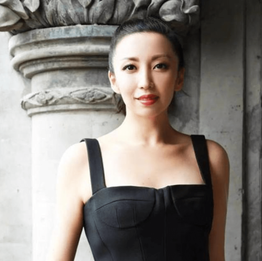 世家大小姐梁周洋又穿小黑裙肤白貌美亮相画展满满的艺术气息