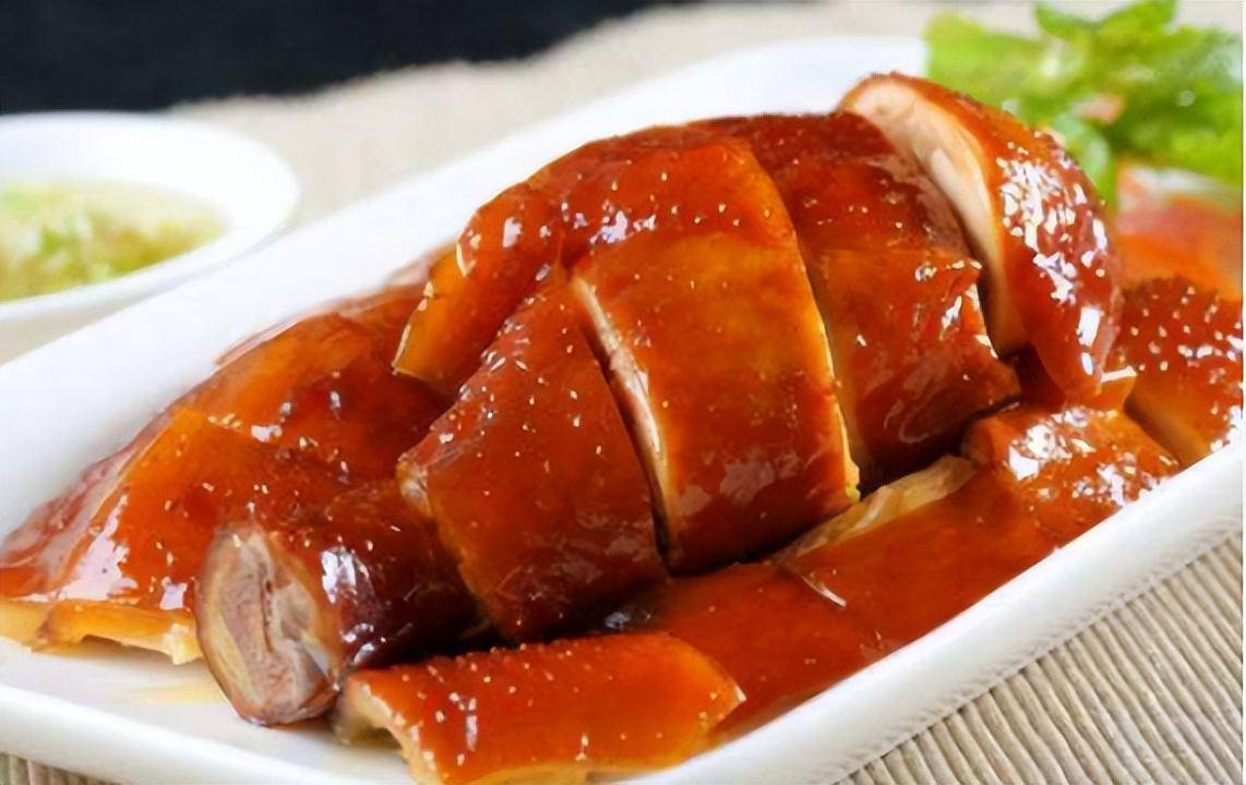 中途不断的把酱油淋在鸡身