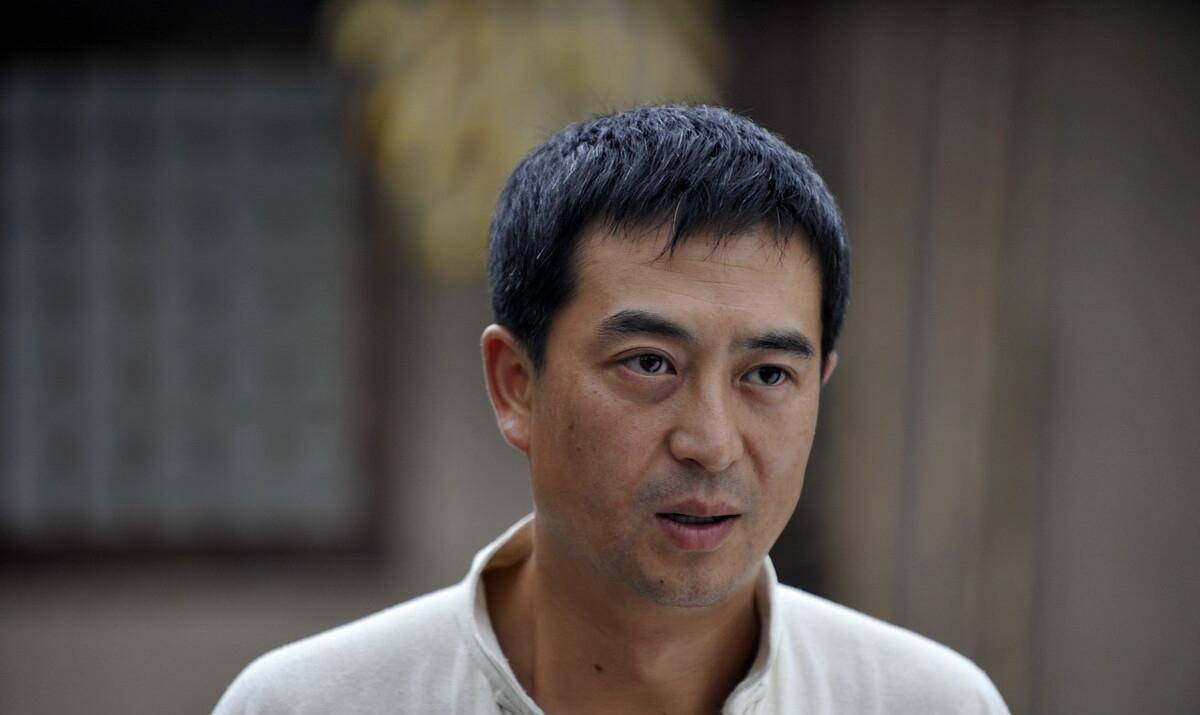 "大叔圈顶流"张嘉译,终于不用吃"软饭"了_嘉义_何群_张家怡