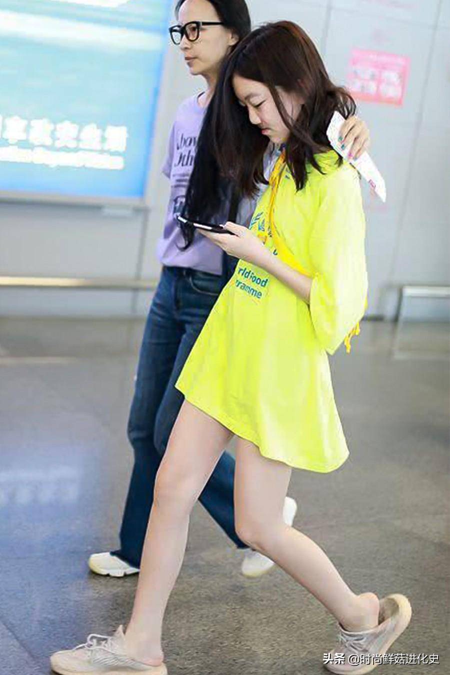 李嫣13岁就这么敢穿,长t恤让下身失踪,拖着运动鞋走路,好个性_黄色_袭