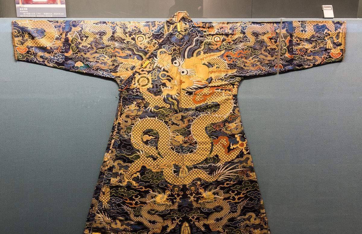 们聊一聊古代皇帝和他身上靠龙袍的那些故事~在古代,龙袍一定是全天下