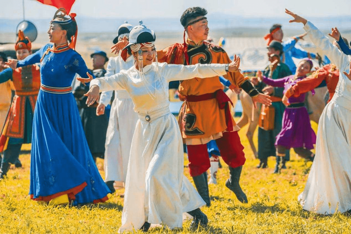 看牛羊成群看白云如絮长城炮车主齐聚那达慕草原盛会