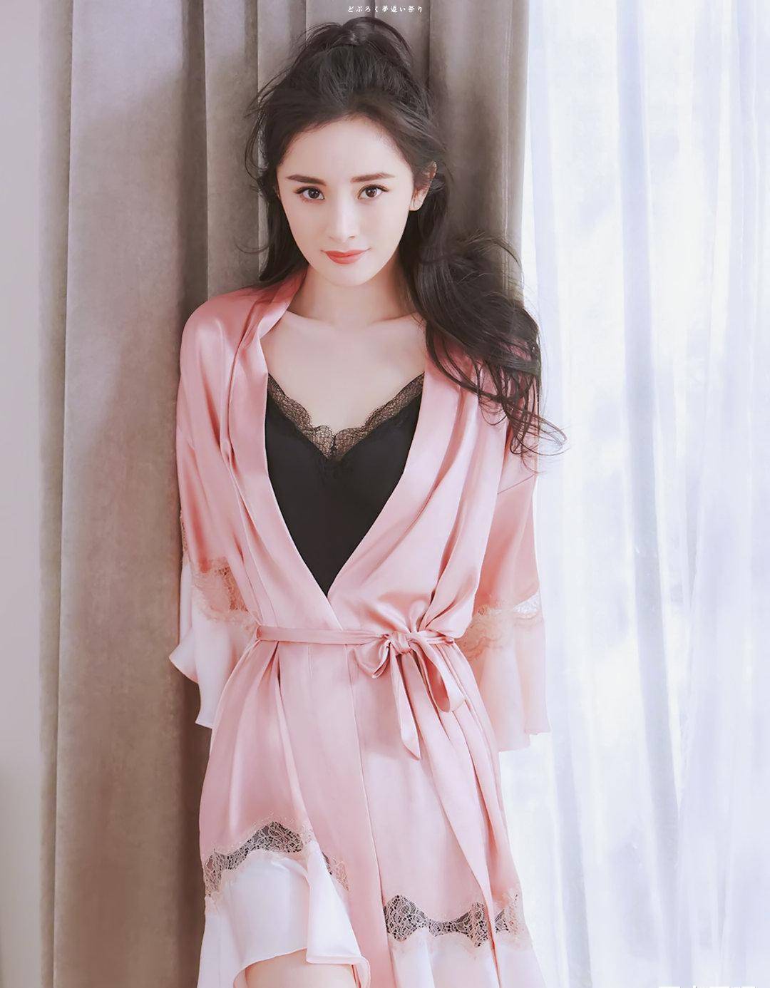 34岁杨幂美如少女,完美身材不像已生娃,短发酷飒变身时尚御姐_衣服