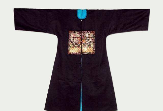 清朝官员的服饰是什么样的?有明确的等级区分?春秋颜色不同?