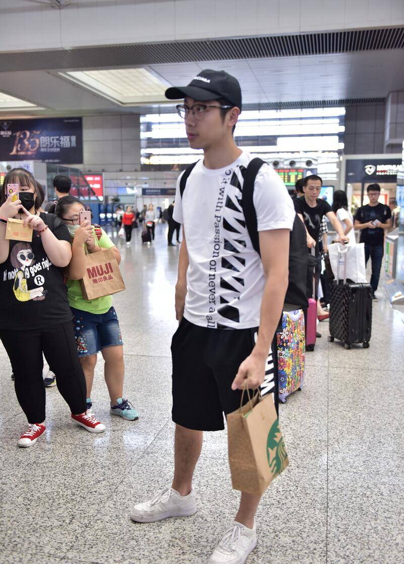 许昕的日常穿搭竟这么接地气,黑白两色穿不够,为国争光也低调_黑色