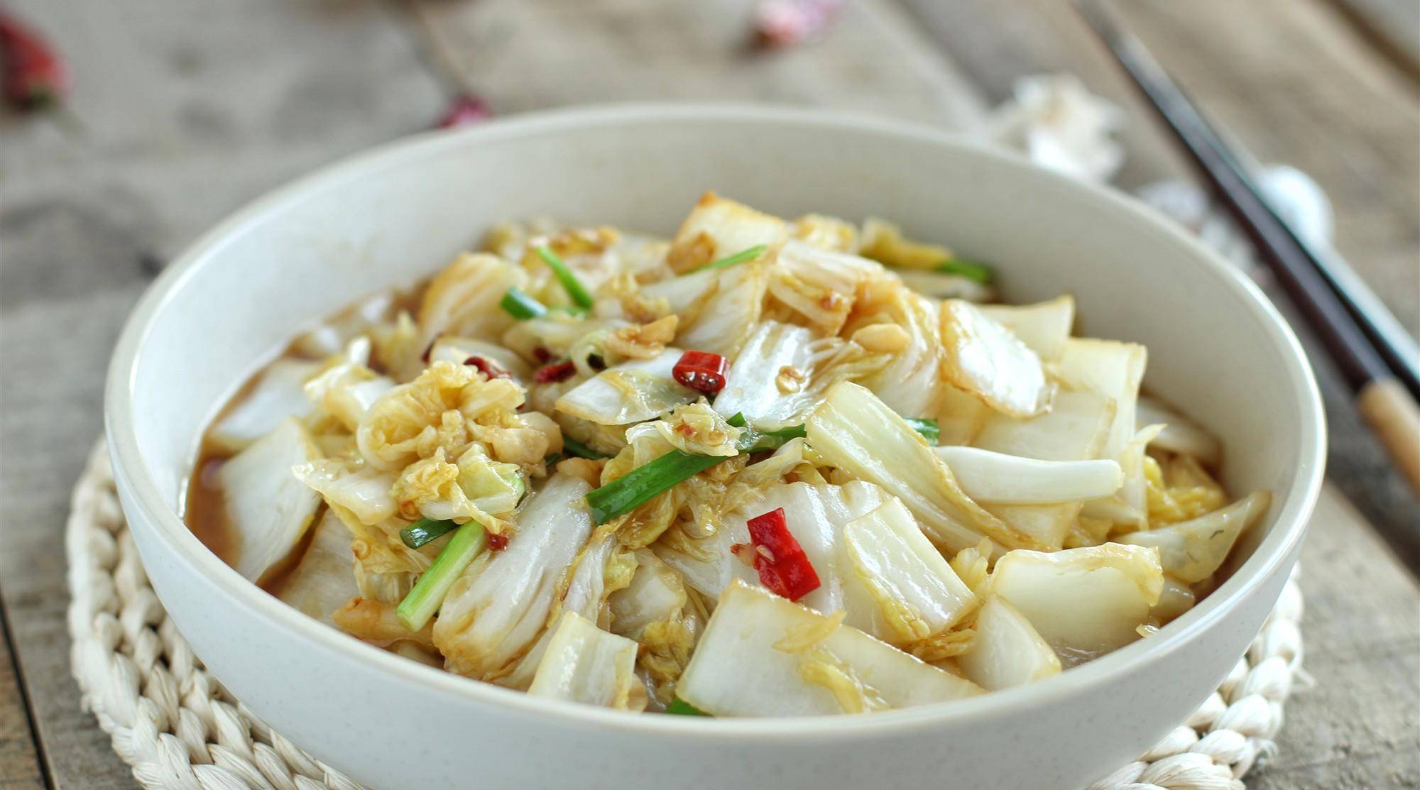 它是最接地气的蔬菜,营养丰富价格不贵,随便炒都是下饭好菜_白菜_辣椒