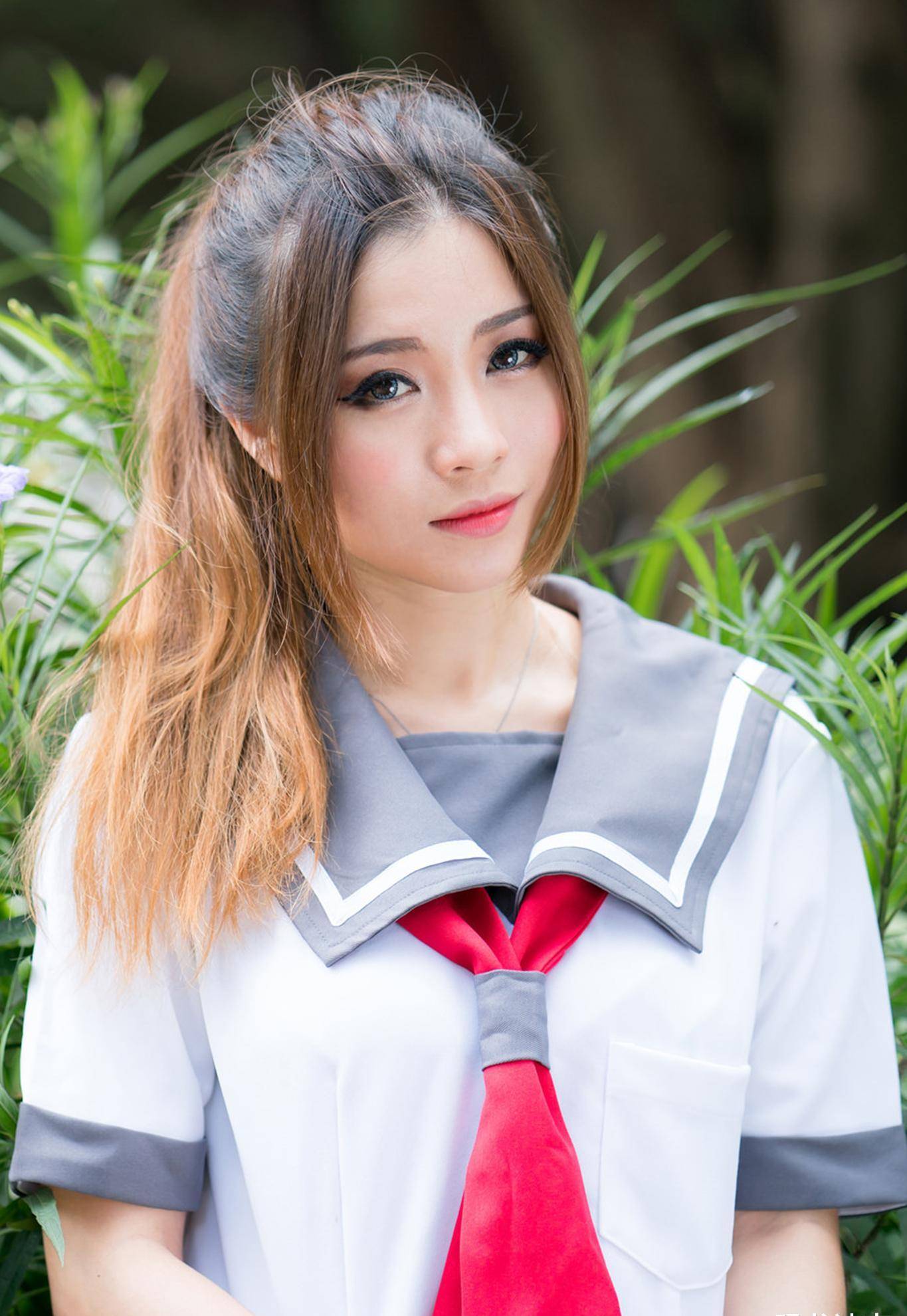 穿水手服的台女生,在校园里面拍写真,甜美有了,但差了几分青春_气息