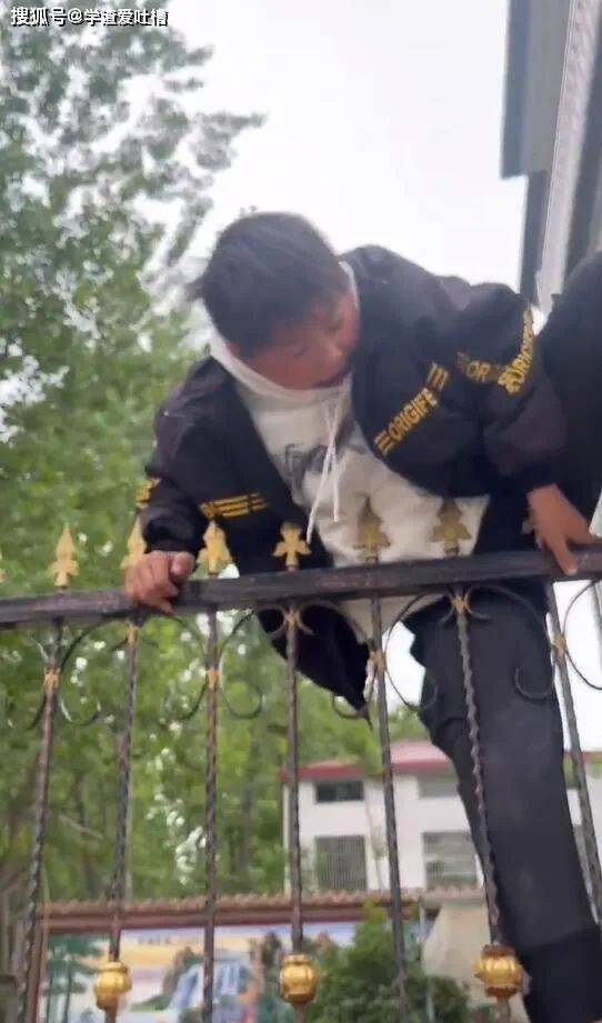 原创
“3岁儿子洗完澡时,拿出尺子量起了…爸爸差点吓坏了!”