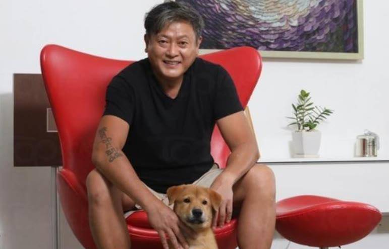 53岁魏骏杰头发花白发福明显,自称很节俭,一条毛巾用12年_滕丽名_感情