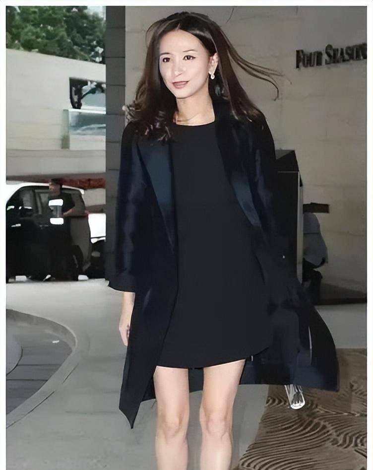 原创吴婉芳三十几年容颜不变不仅比李嘉欣显年轻还把儿子熬成弟弟