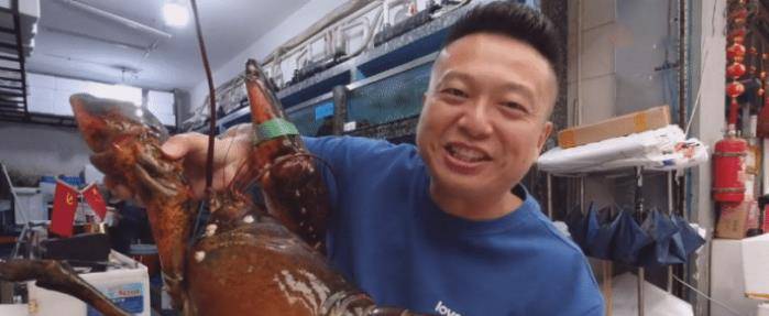 男子在青岛买一只“大虾”，25斤花3000元，掰开一看乐开了花！