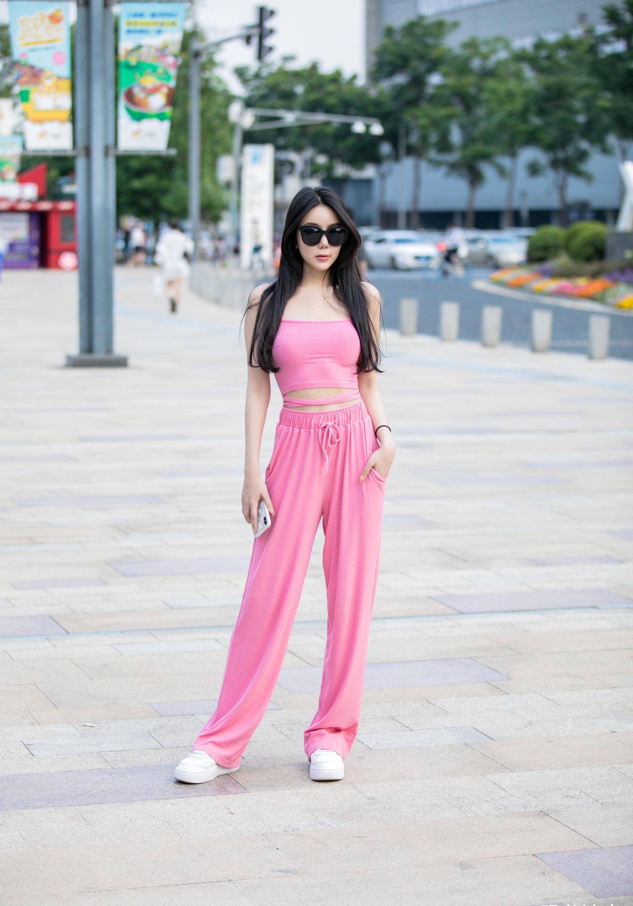 身材配上惹眼的穿搭,这样的美女走在街头自然就是焦点_姑娘_个性_女人