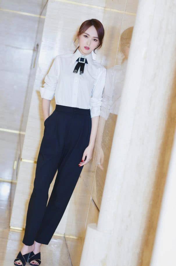 唐嫣故意穿得很低调却还是火了辣椒鞋时髦得像变了个人