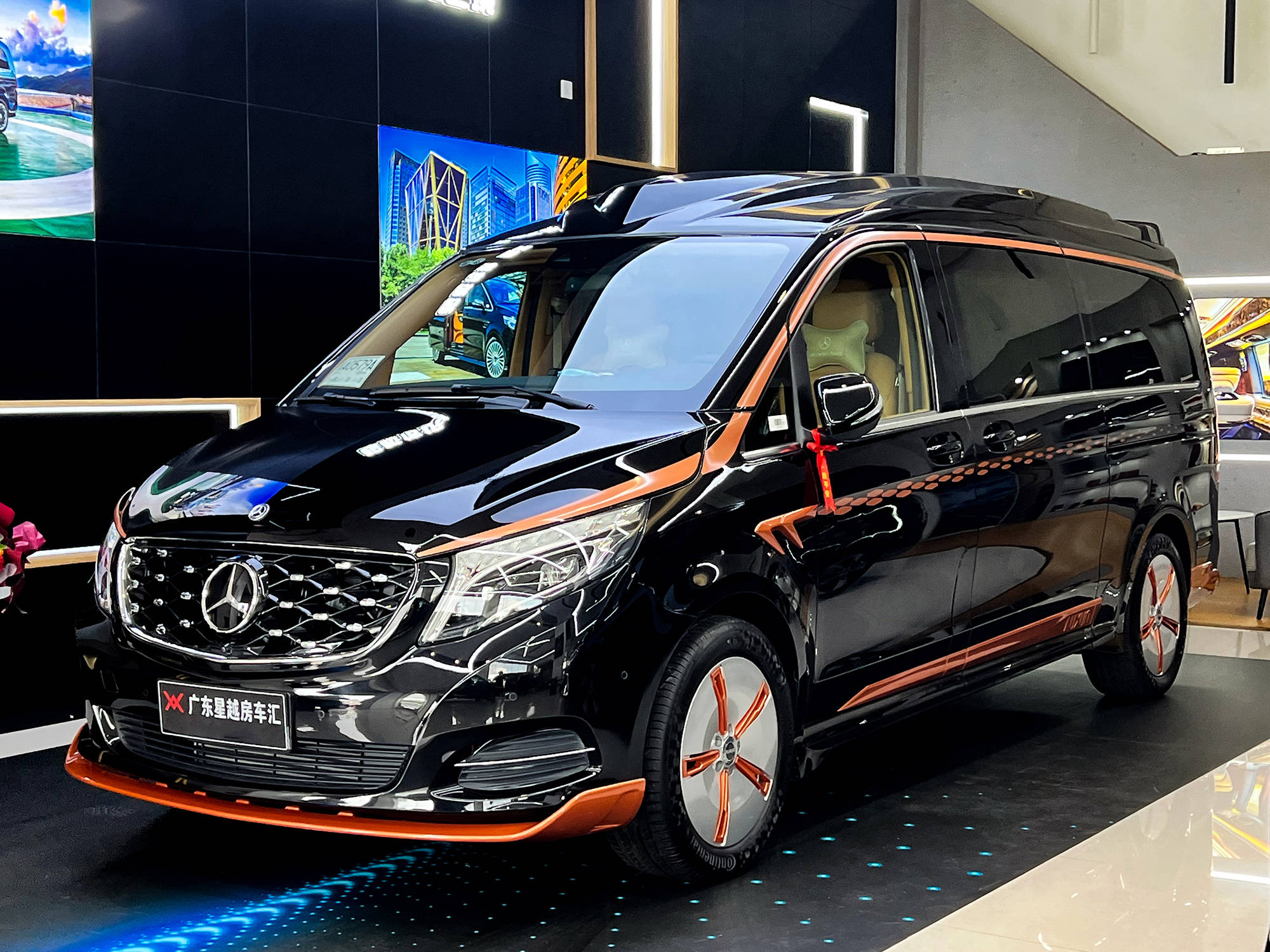 傲旋大白鲨是基于新款奔驰v260l的豪华升级,在前脸设