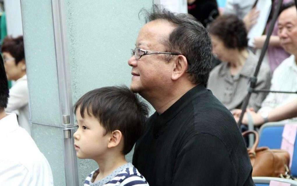 王刚娶小20岁娇妻,70岁高龄仍在为养家奔波,自称:乐在其中_郑艳东
