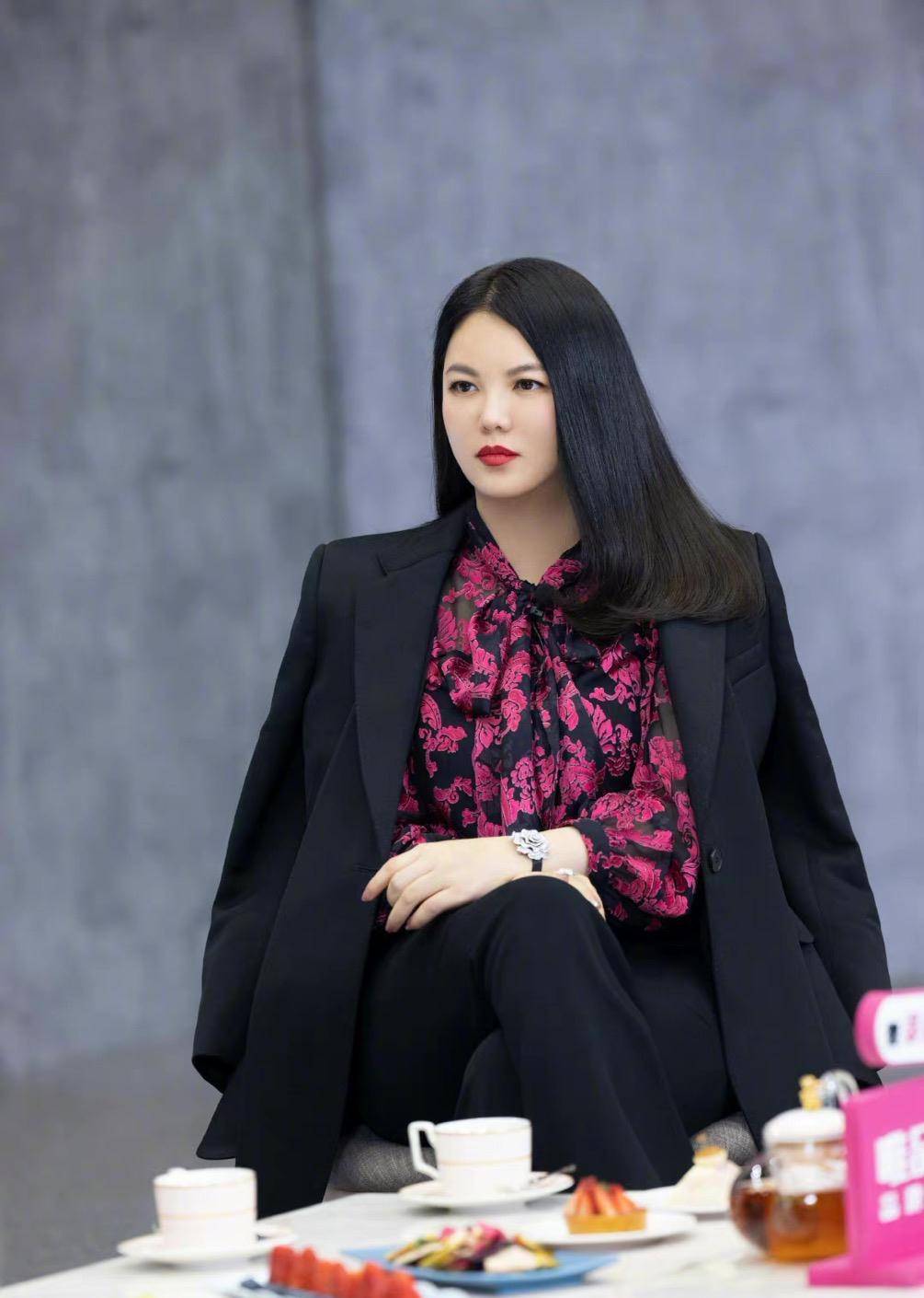 原创李湘漂亮成功圆润贵妇脸瘦成瓜子脸穿那么花的西装也不显胖