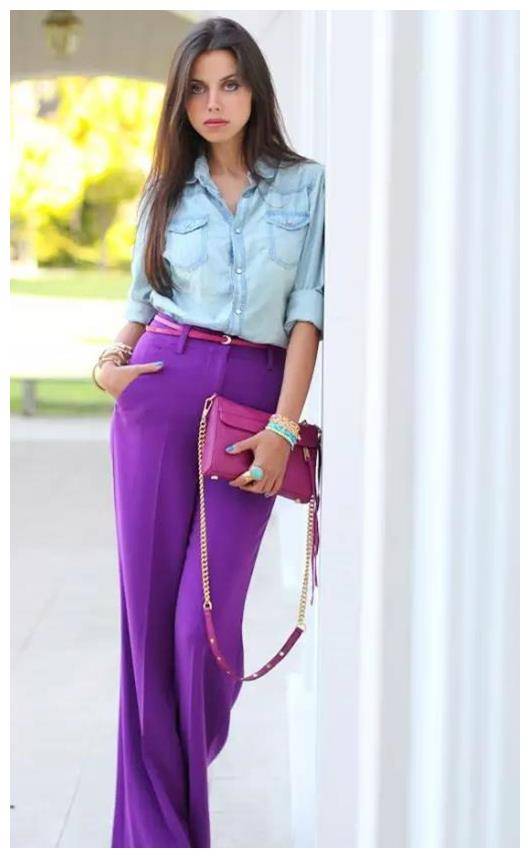 pick牛仔蓝色衬衫,加入紫色阔腿裤,提高腰线,增加了更加坦率和浪漫的