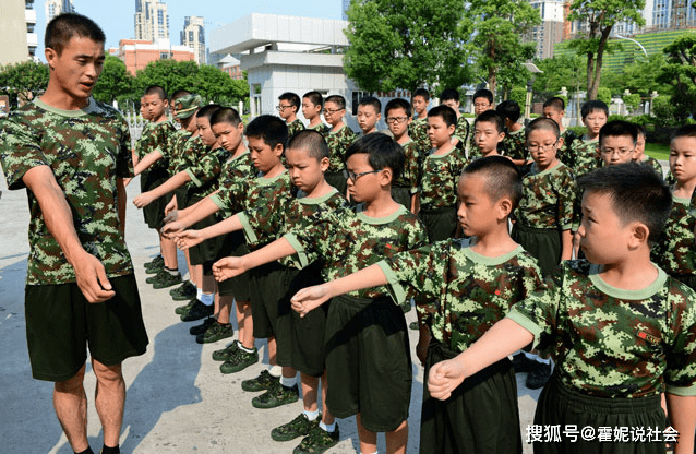 20年廣西小學生軍訓暈倒,父親以為中暑,送到醫院後一家人崩潰了_黃旭