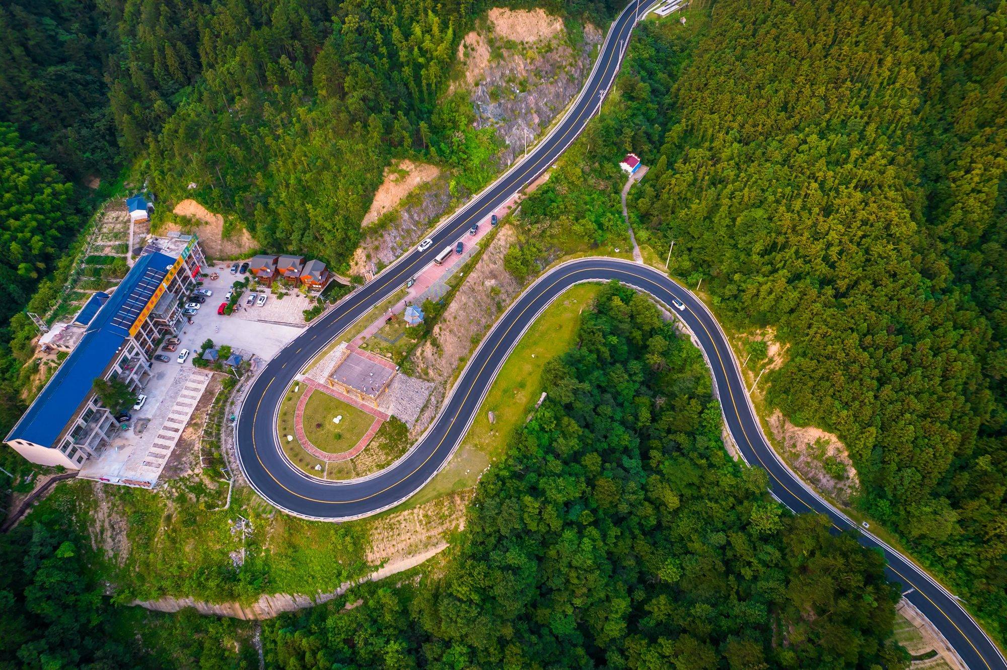 原创安徽六安大别山风景道太阳乡醉美自驾车在路上行人在景中游