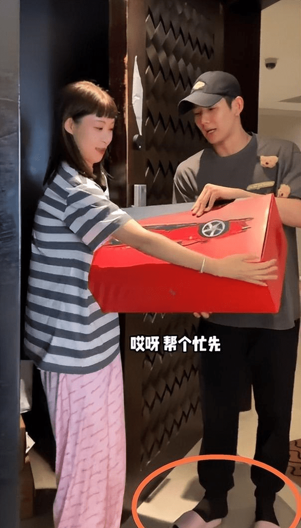 网红梅尼耶给痞幼送礼物,网友却在关注他的鞋子:同居了?