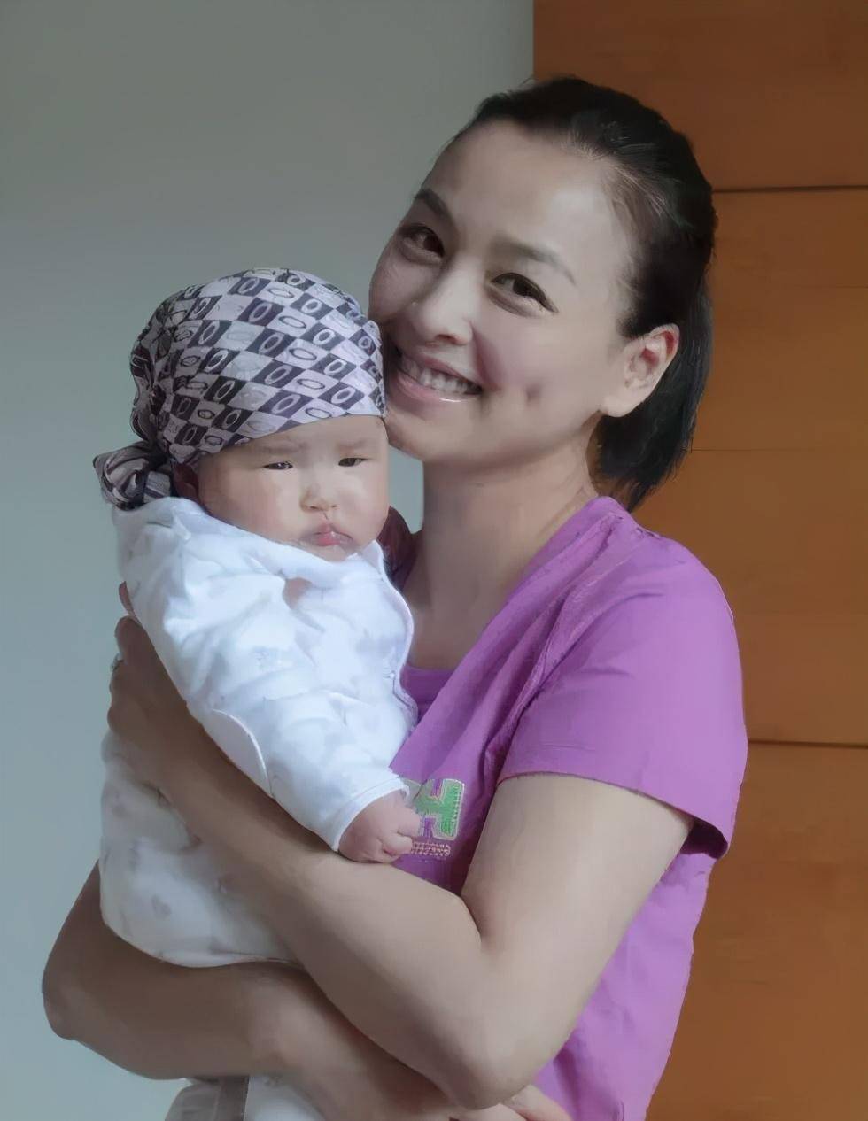 而张庭的闺蜜陶虹也有这样的烦恼,前不久她女儿徐小宝首秀杀青.