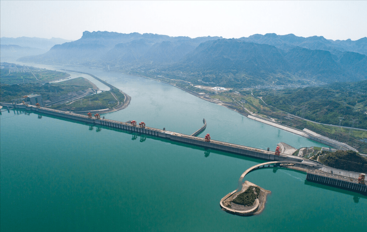 三峡大坝截流20多年,泥沙已经堆积18亿吨,为何不用抽砂船抽走?