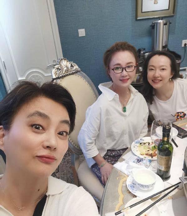 "最美妲己"傅艺伟晒近况,57岁妩媚气质全无,网友表示认不出_社交_封神