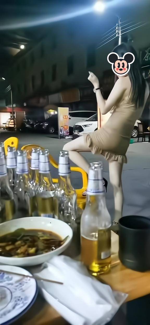 女子喝醉酒,站起身来指着朋友们说:喝酒,你们都是我的弟弟