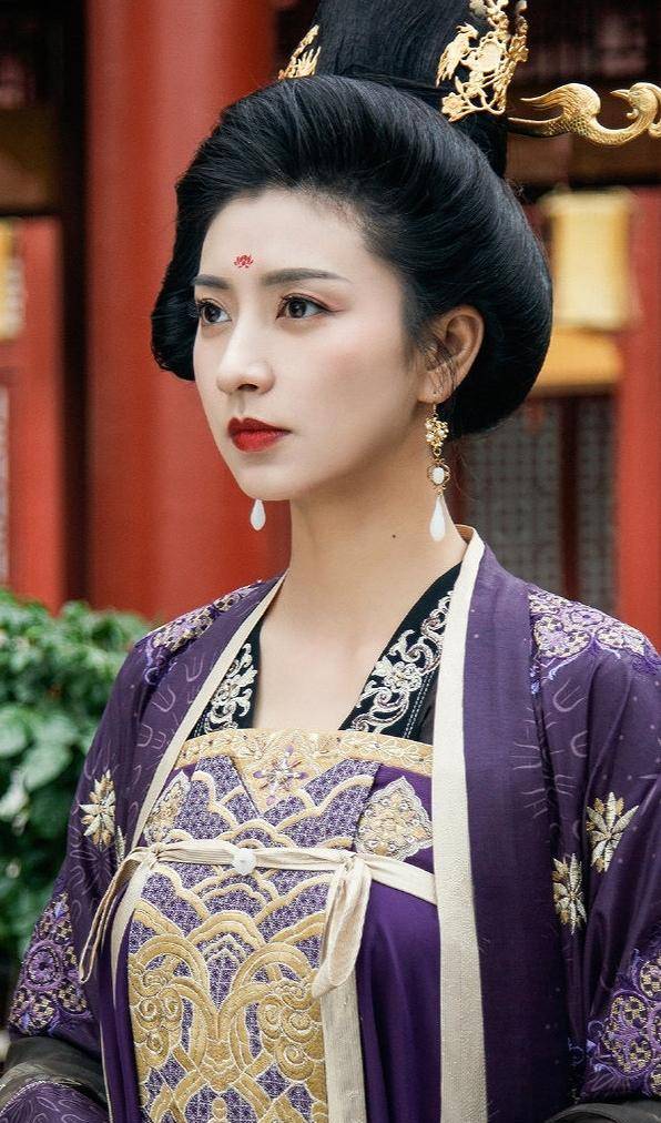 曾经的"沈眉庄"竟在新剧中演起了男主的母亲,也太年轻了吧,妆容清晰