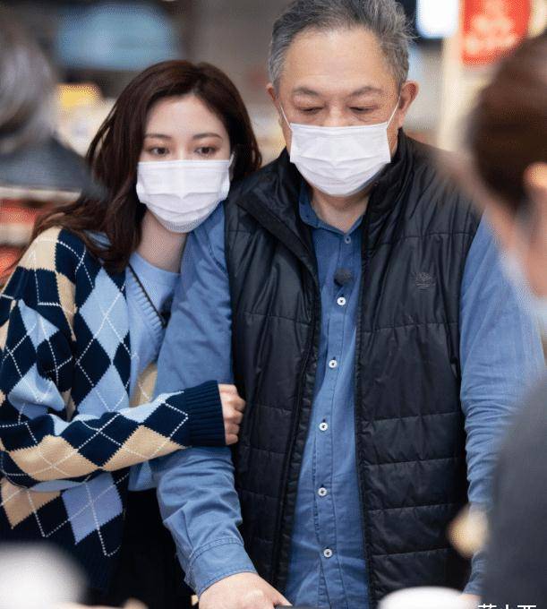 "宋妍霏"与爸爸录节目,穿毛衣开衫配阔腿裤,时髦慵懒又高级_时尚_进行