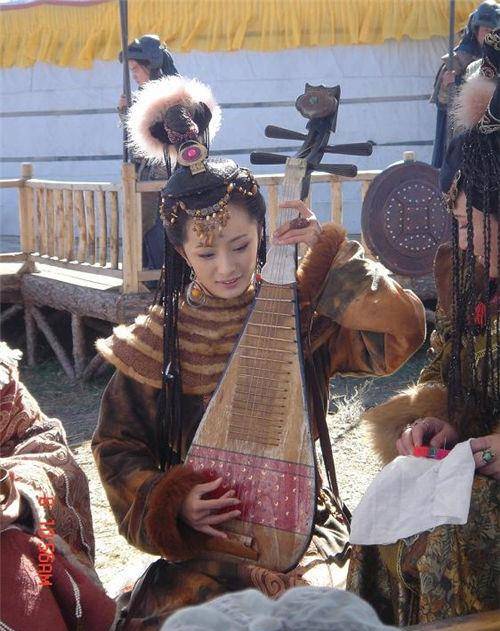 匈奴人对王昭君做了什么?