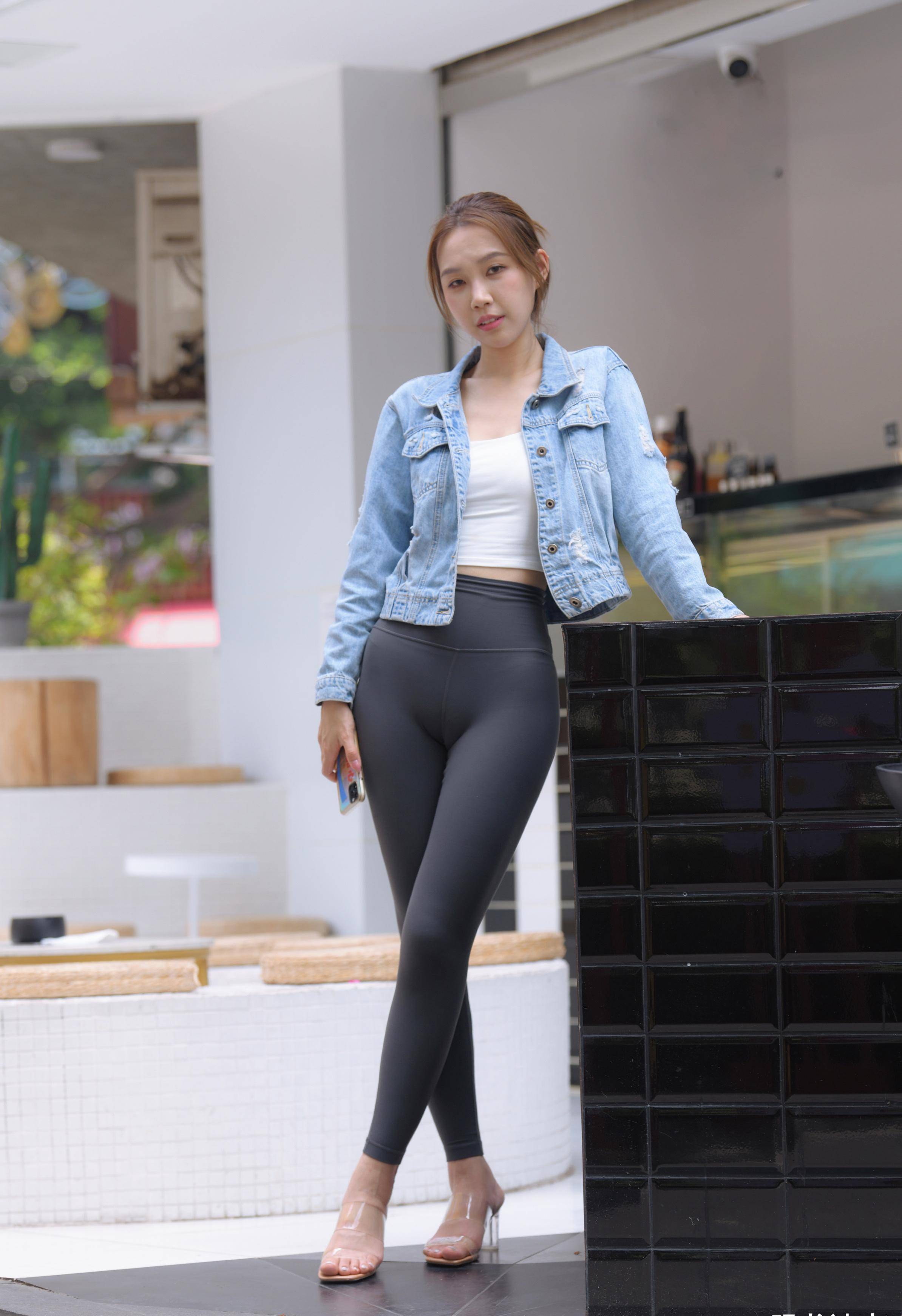 把瑜伽裤当成日常穿搭的小姐姐,虽然人很瘦,但依旧时尚迷人_运动_身材