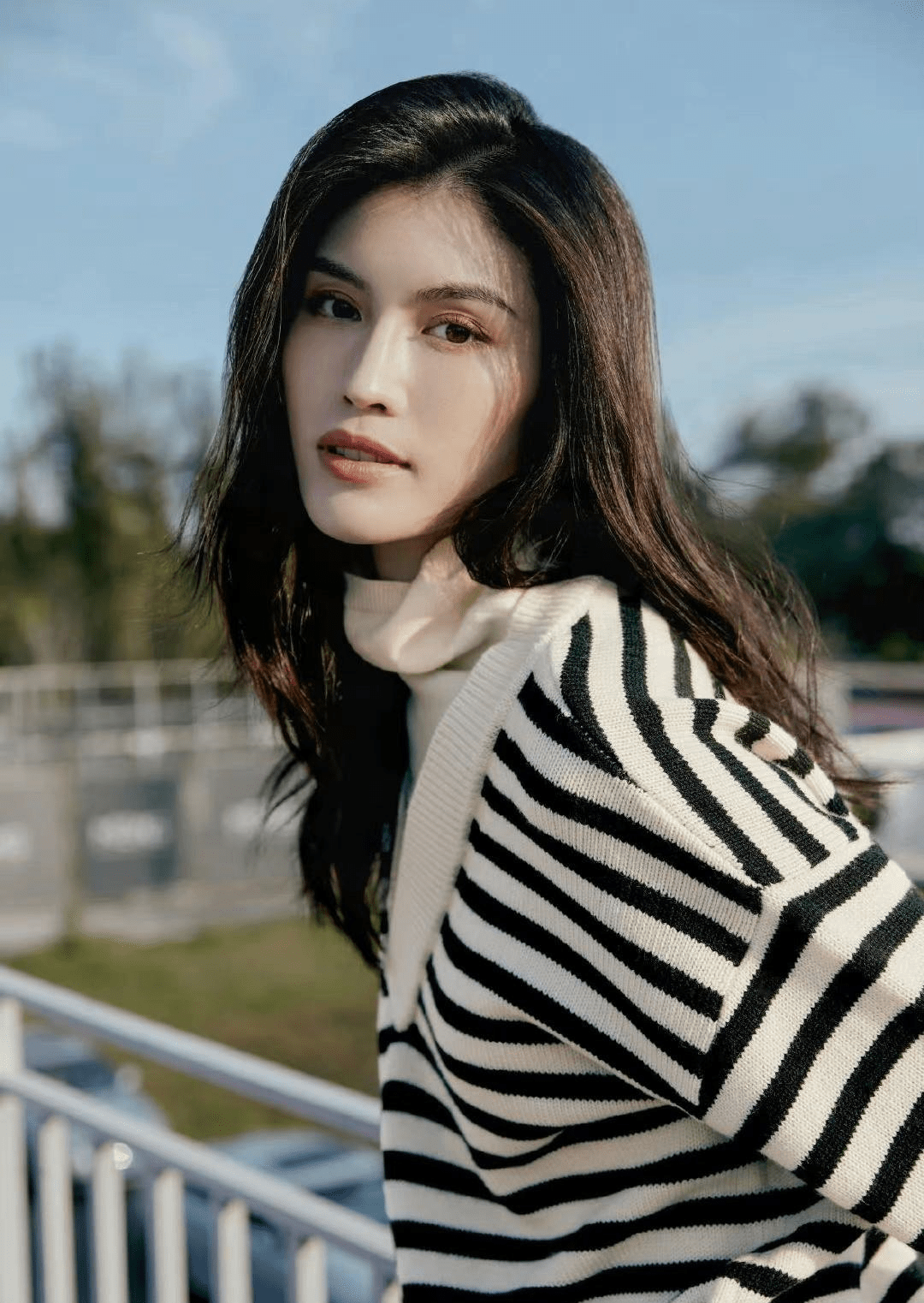 模特何穗在户外拍杂志,湖边脱裤子的造型,有些不雅_照片_时尚_动作