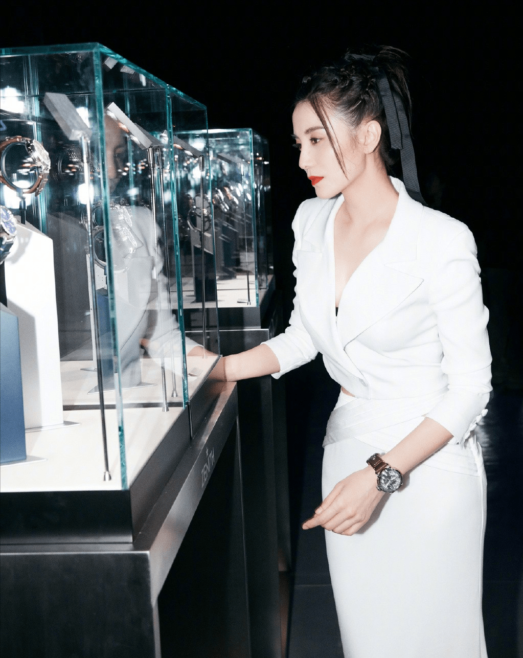 宋佳这气质太绝了紧身包臀裙看着十分妩媚果然美人在骨不在皮