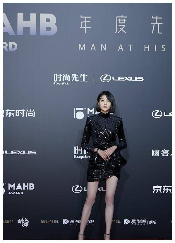 李溪芮终于不露腿!她坐着时:才懂腿长的概念_李继艺_时尚_瑞德