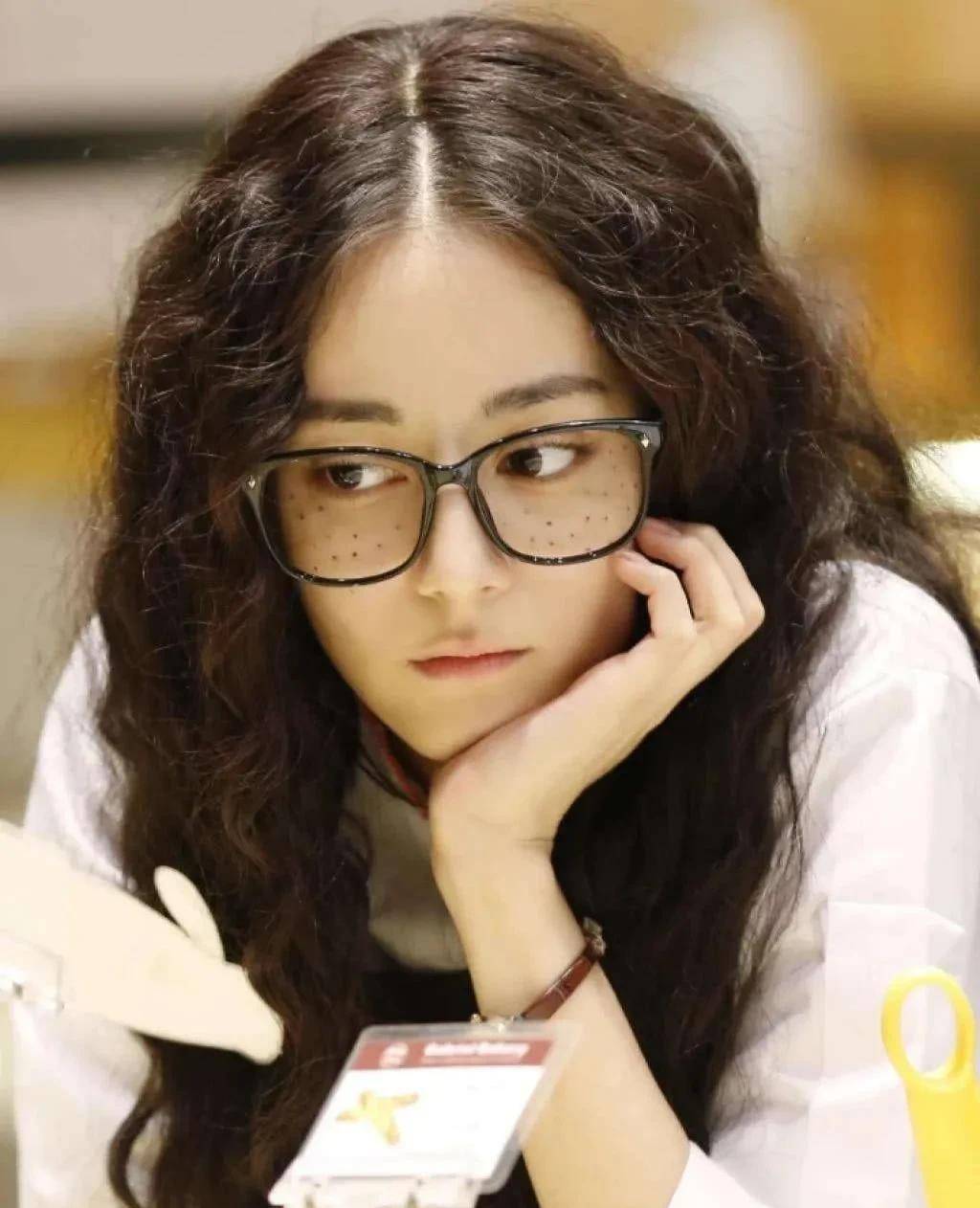 当女明星素颜戴黑框眼镜,赵丽颖呆萌,迪丽热巴可爱,白鹿文艺_赵露思