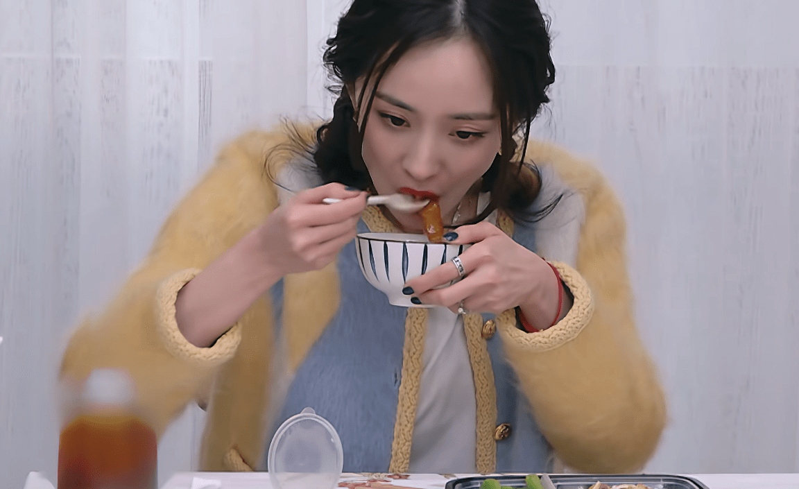 晚餐时间到了,杨幂自称中午吃了一个披萨,肚子早就饿了.