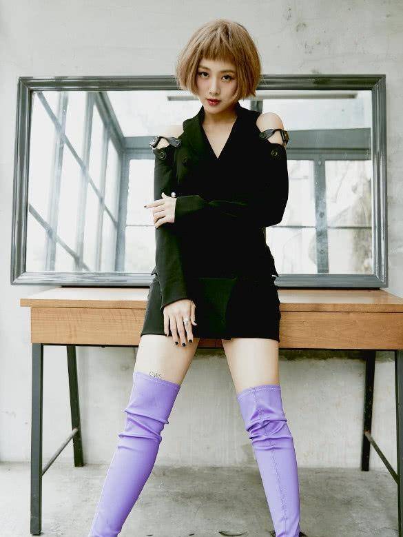 鬼鬼吴映洁不按套路出牌,穿搭造型画风清奇,鞋子更让人出戏_裙子_的