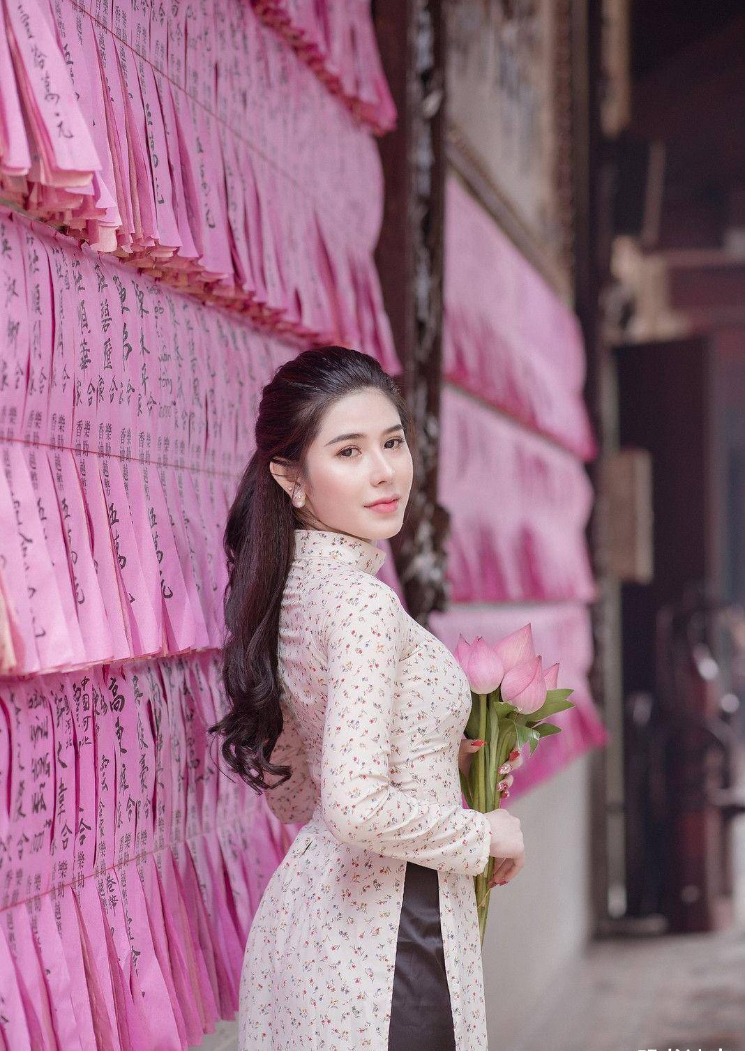 手捧莲花,身穿奥黛,气质温婉的国外小姐姐,格外美丽动人