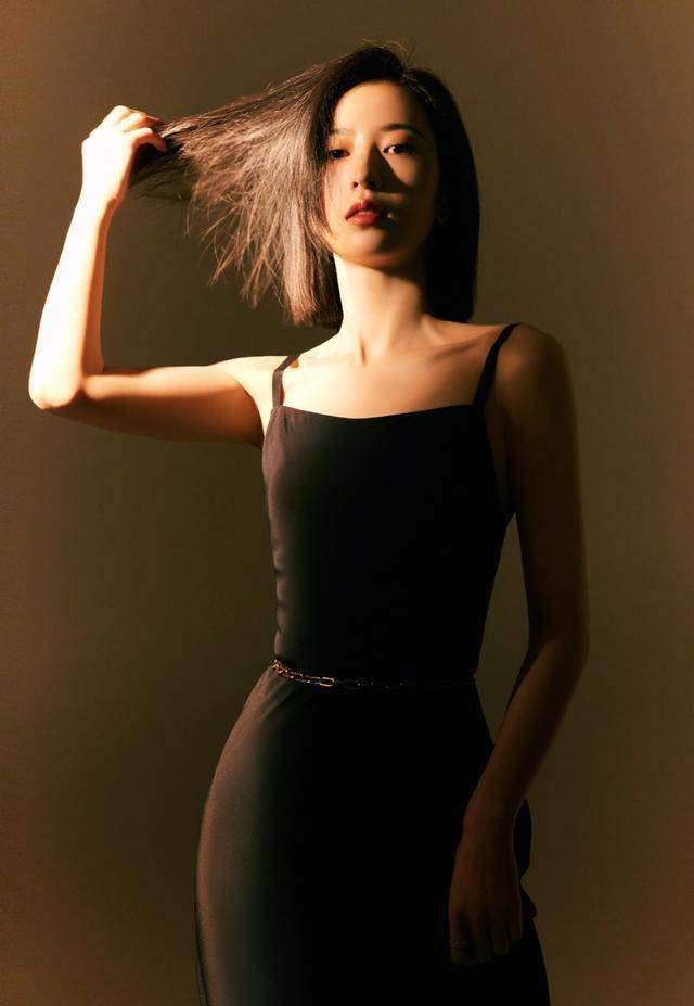 原创周雨彤身材有料又敢穿一袭吊带裙穿出好比例转过身也太时尚