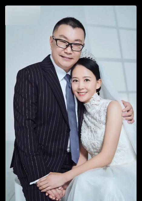 尹相杰妻子庆结婚一周年,公开唯美婚纱照,连换4套礼服身姿婀娜_郭永