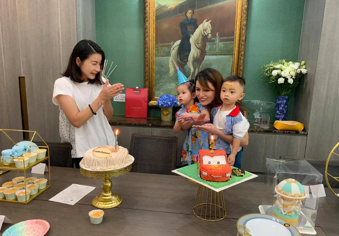 郭晶晶大女儿参加名媛派对,一袭红裙比寿星还喜庆,阔太妈妈美翻_霍中